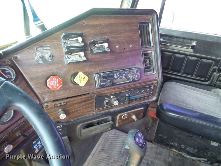 image for item DI0572 1997 Freightliner FLD semi truck