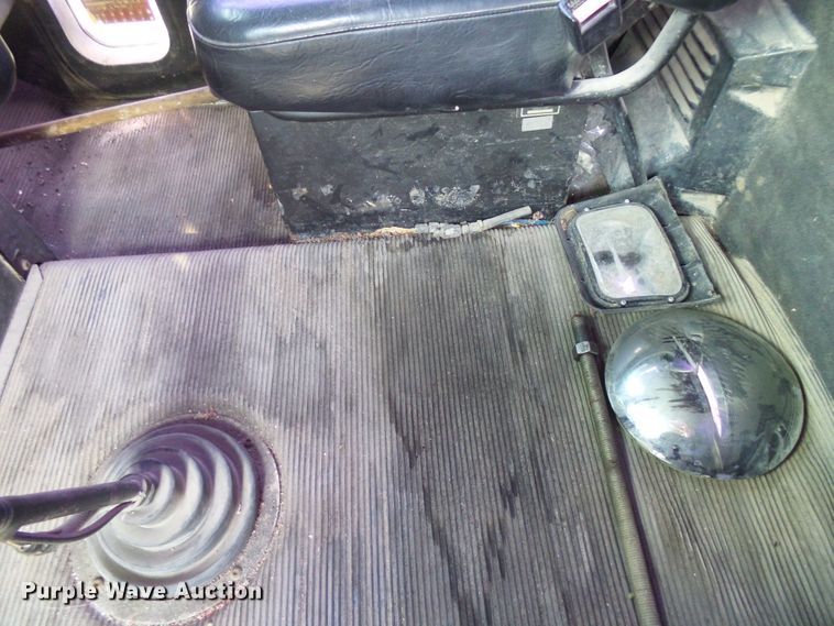 image for item DI0572 1997 Freightliner FLD semi truck