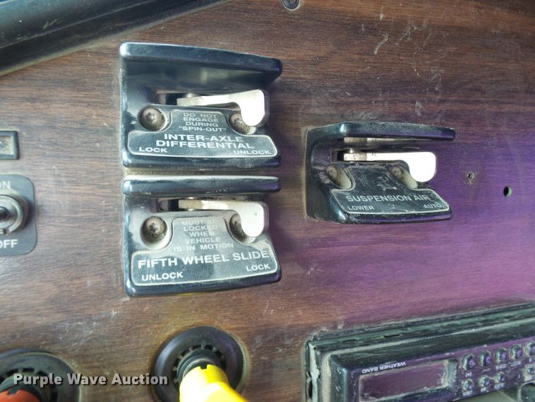 image for item DI0572 1997 Freightliner FLD semi truck