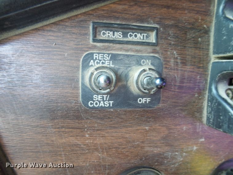 image for item DI0572 1997 Freightliner FLD semi truck