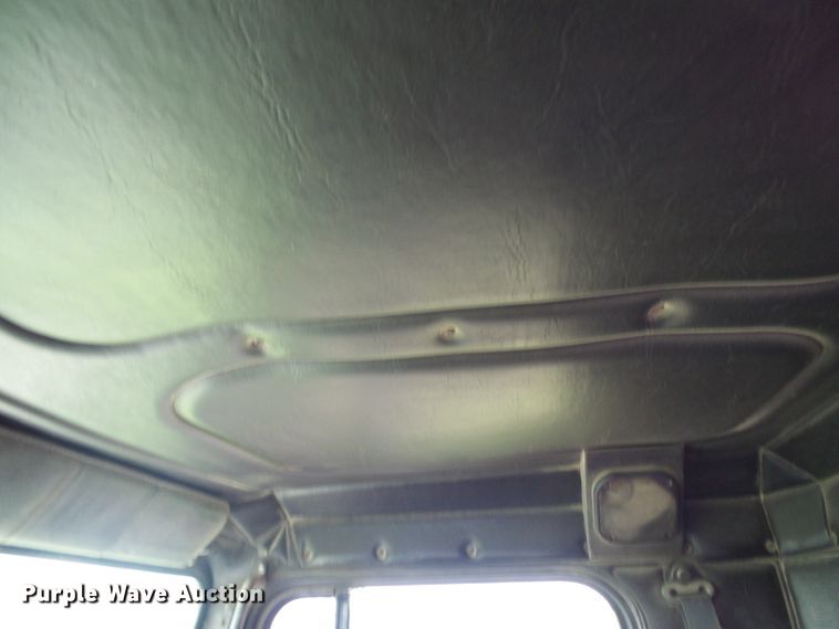 image for item DI0572 1997 Freightliner FLD semi truck