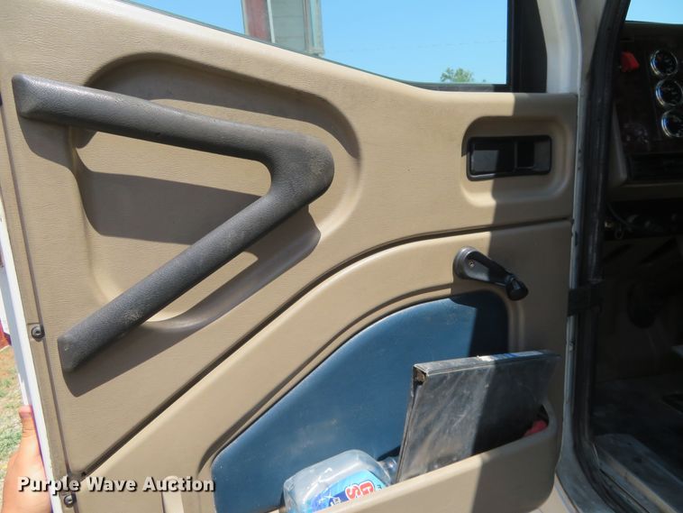 image for item FV9012 2006 International 9400i semi truck