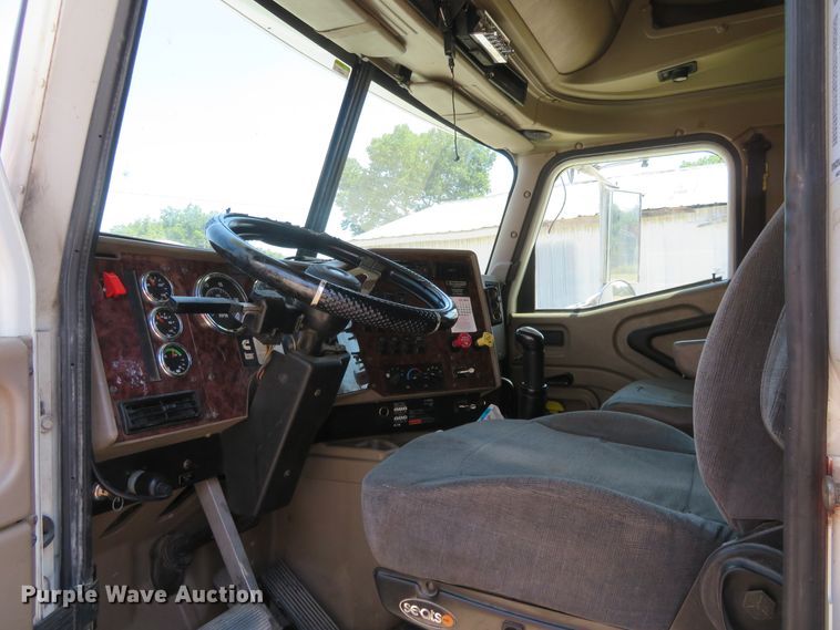 image for item FV9012 2006 International 9400i semi truck