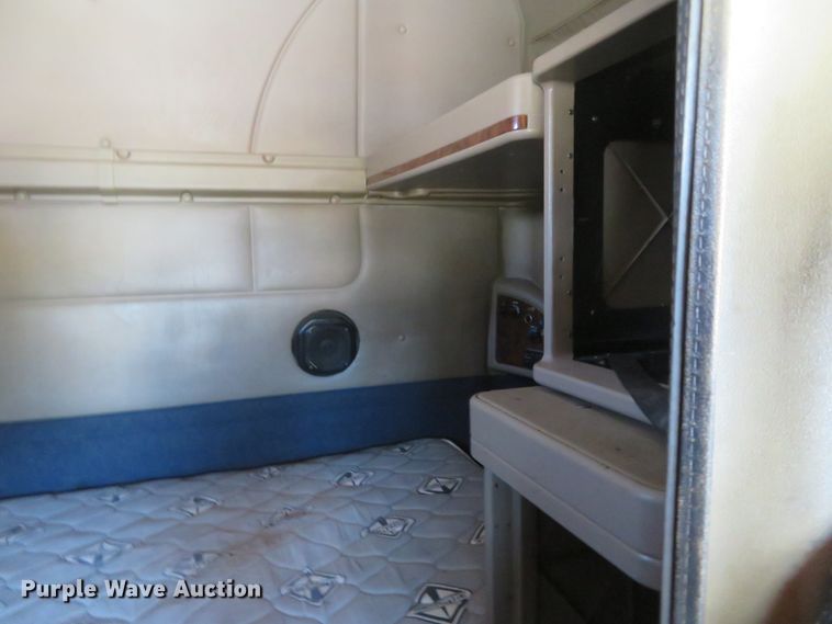 image for item FV9012 2006 International 9400i semi truck