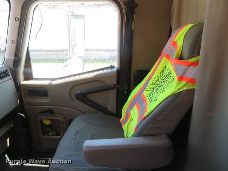 image for item FV9012 2006 International 9400i semi truck