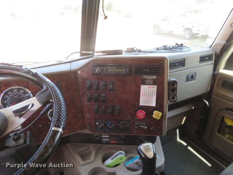 image for item FV9012 2006 International 9400i semi truck