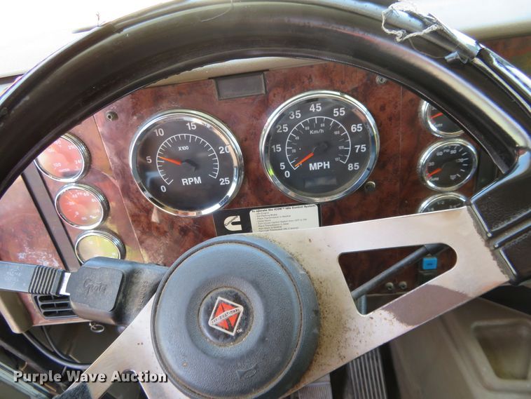 image for item FV9012 2006 International 9400i semi truck