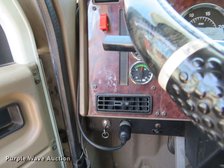 image for item FV9012 2006 International 9400i semi truck