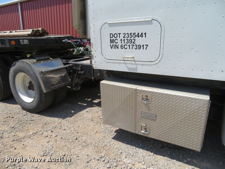 image for item FV9012 2006 International 9400i semi truck