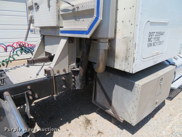 image for item FV9012 2006 International 9400i semi truck