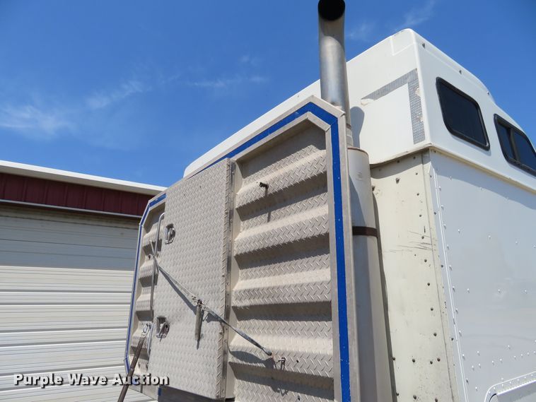 image for item FV9012 2006 International 9400i semi truck