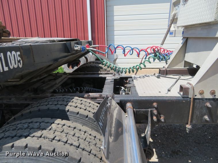 image for item FV9012 2006 International 9400i semi truck