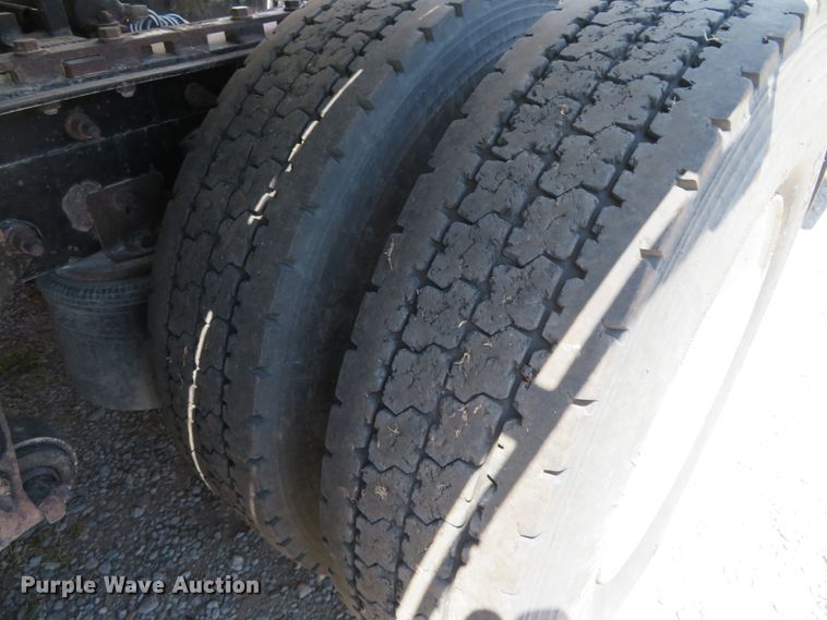 image for item FV9012 2006 International 9400i semi truck