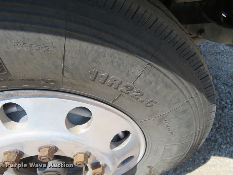 image for item FV9012 2006 International 9400i semi truck