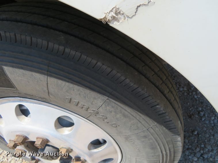 image for item FV9012 2006 International 9400i semi truck