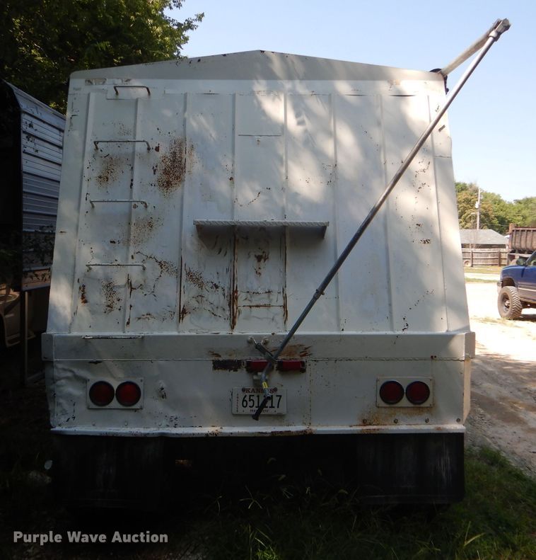 image for item GH9545 1996 White double hopper bottom grain trailer