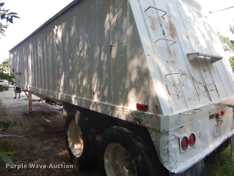 image for item GH9545 1996 White double hopper bottom grain trailer