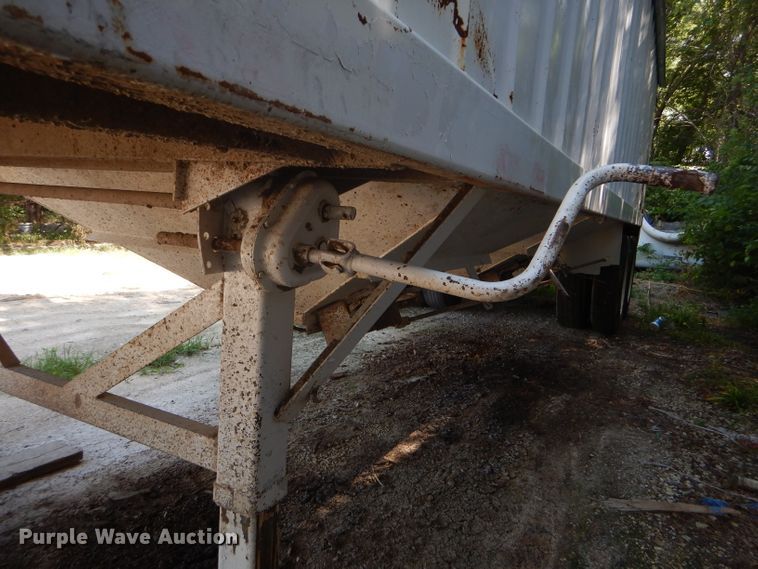 image for item GH9545 1996 White double hopper bottom grain trailer