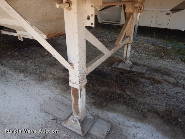 image for item GH9545 1996 White double hopper bottom grain trailer