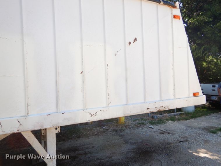 image for item GH9545 1996 White double hopper bottom grain trailer