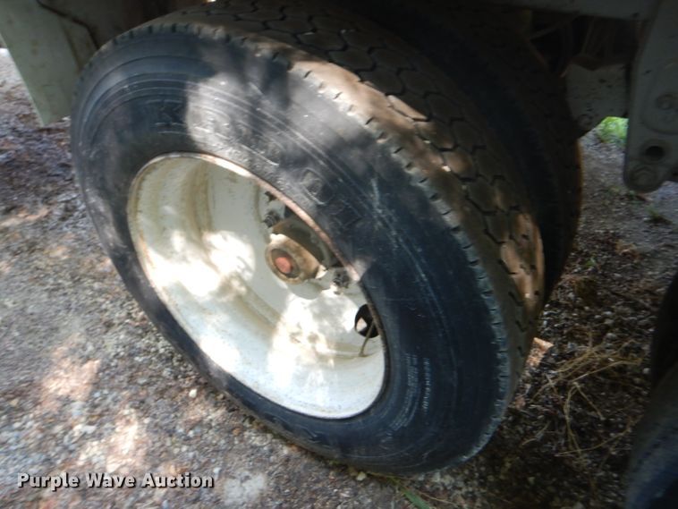 image for item GH9545 1996 White double hopper bottom grain trailer