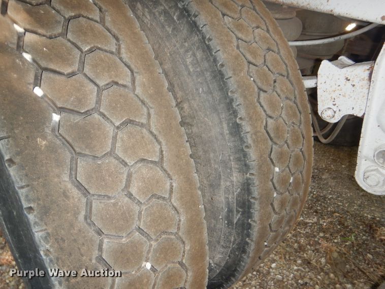 image for item GH9545 1996 White double hopper bottom grain trailer