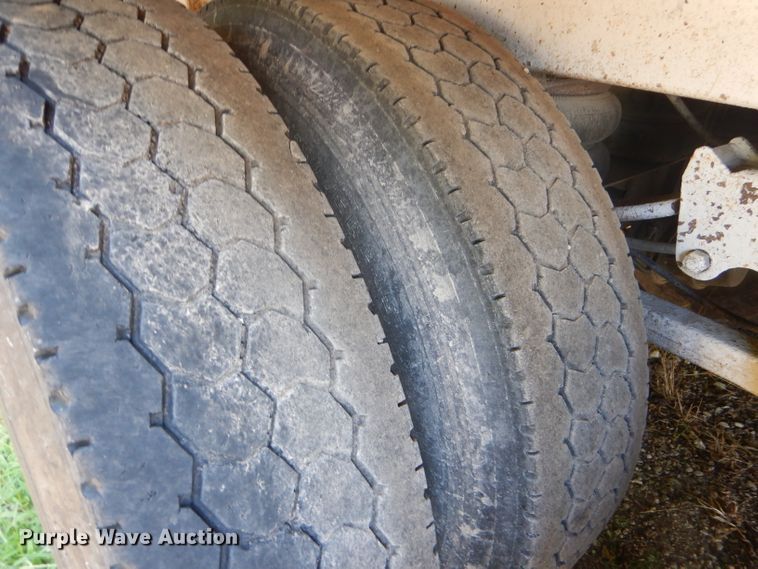 image for item GH9545 1996 White double hopper bottom grain trailer