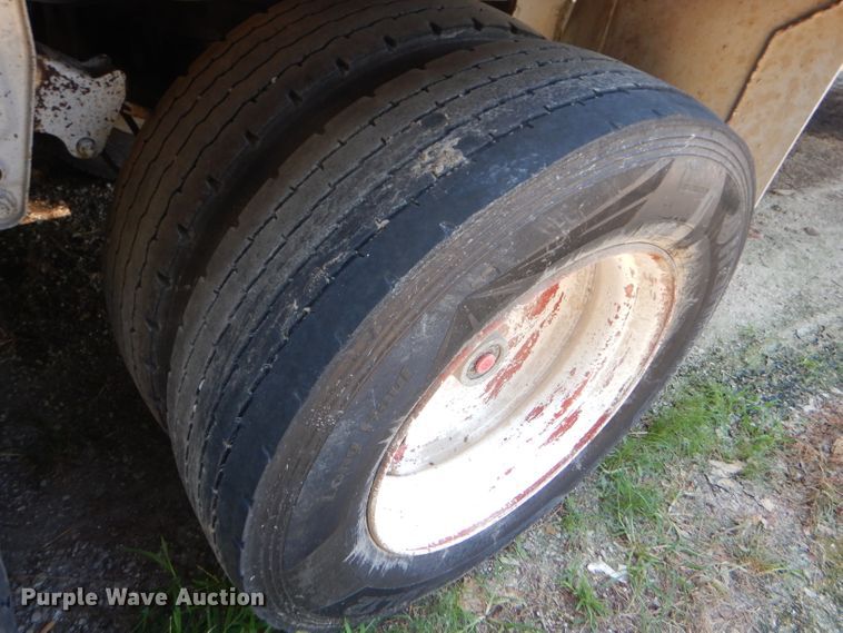 image for item GH9545 1996 White double hopper bottom grain trailer