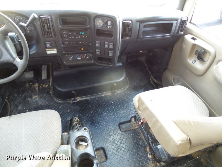 image for item DC5064 2006 GMC C5500 flatbed truck