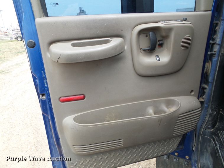 image for item DC5064 2006 GMC C5500 flatbed truck