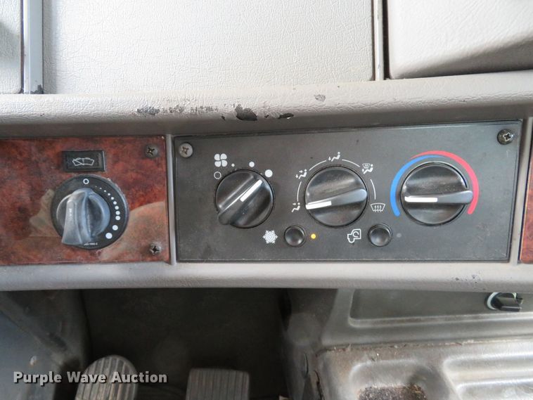 image for item DE8248 2009 Kenworth T270 box truck