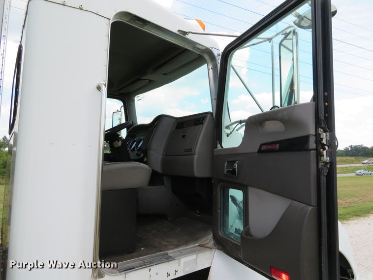 image for item DE8248 2009 Kenworth T270 box truck