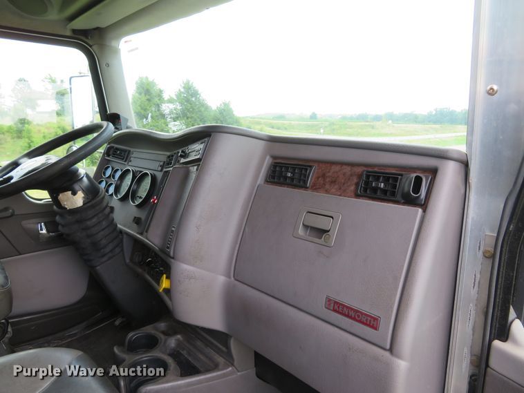 image for item DE8248 2009 Kenworth T270 box truck