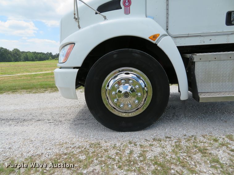 image for item DE8248 2009 Kenworth T270 box truck