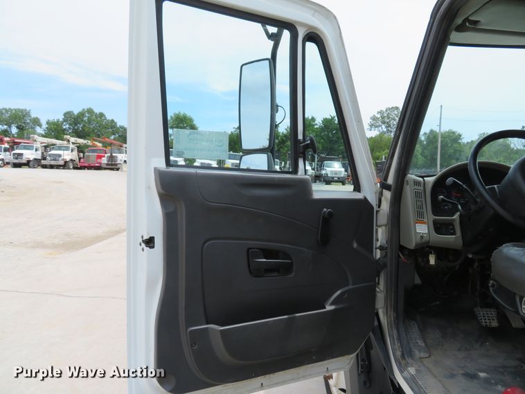 image for item DE8253 2012 International TerraStar flatbed truck