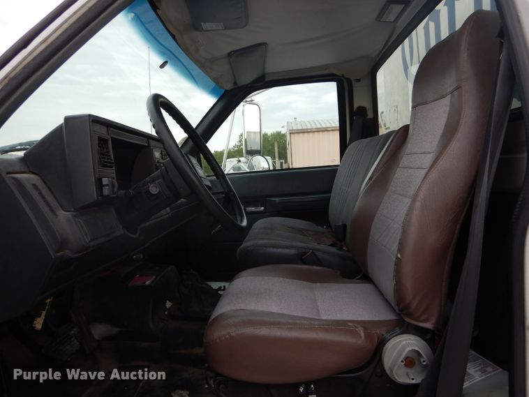 image for item DH6068 1998 Chevrolet C7500 delivery truck