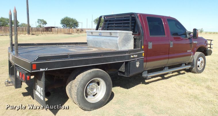 image for item DI0751 2005 Ford F350 Super Duty Crew Cab bale bed pickup truck