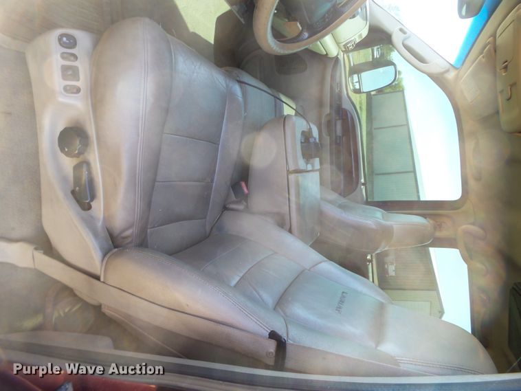 image for item DI0751 2005 Ford F350 Super Duty Crew Cab bale bed pickup truck