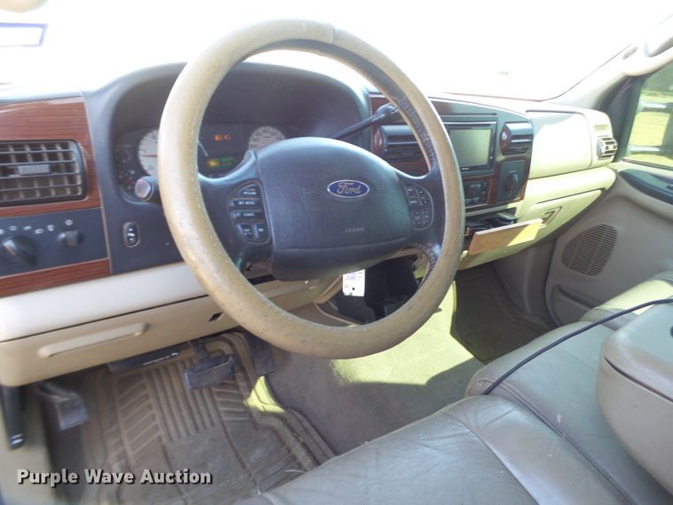 image for item DI0751 2005 Ford F350 Super Duty Crew Cab bale bed pickup truck