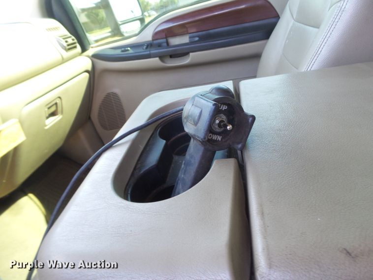 image for item DI0751 2005 Ford F350 Super Duty Crew Cab bale bed pickup truck