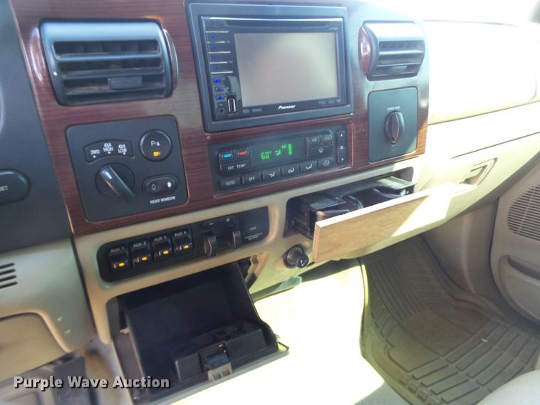 image for item DI0751 2005 Ford F350 Super Duty Crew Cab bale bed pickup truck