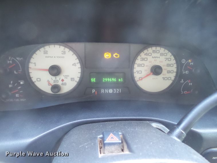 image for item DI0751 2005 Ford F350 Super Duty Crew Cab bale bed pickup truck