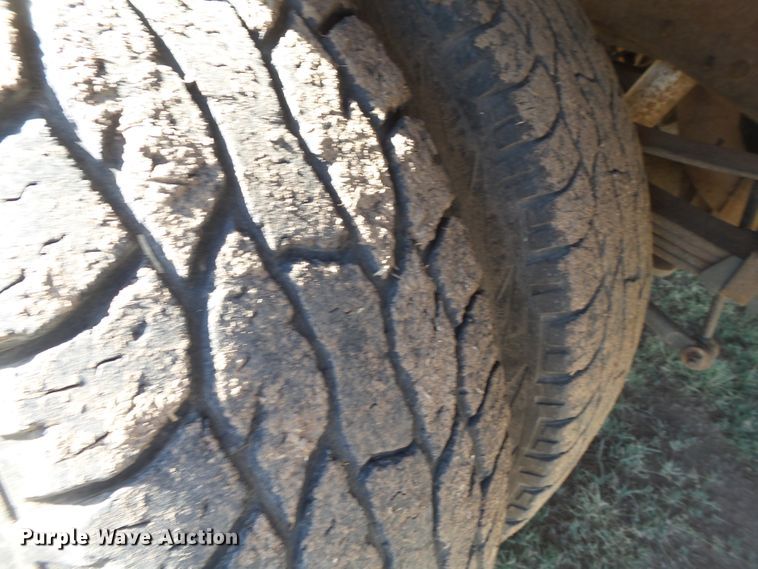 image for item DI0751 2005 Ford F350 Super Duty Crew Cab bale bed pickup truck