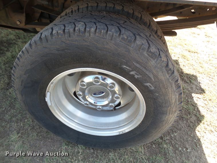 image for item DI0751 2005 Ford F350 Super Duty Crew Cab bale bed pickup truck