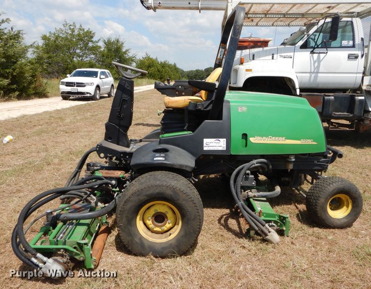 image for item DI1760 John Deere 3225C gang mower