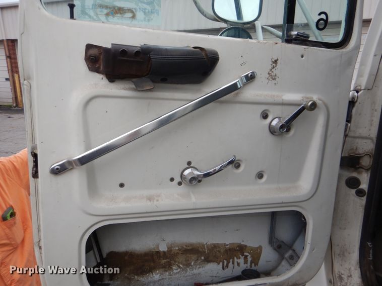 image for item DI2258 1994 Ford L8000 vacuum truck