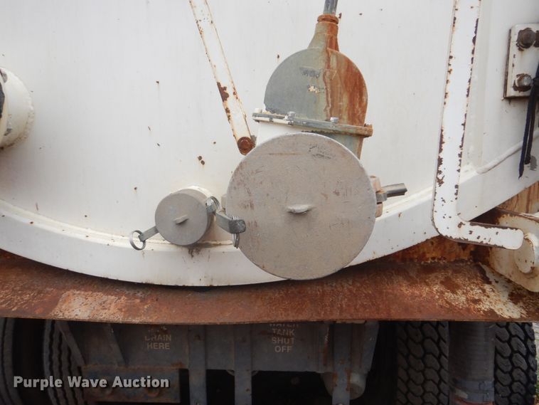 image for item DI2258 1994 Ford L8000 vacuum truck