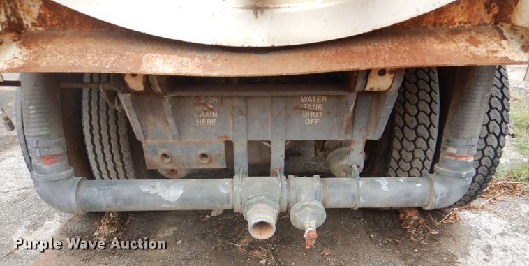 image for item DI2258 1994 Ford L8000 vacuum truck