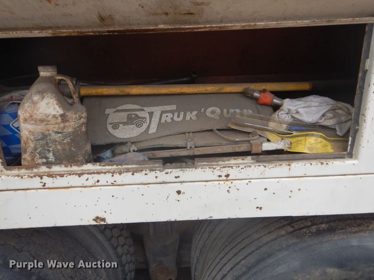 image for item DI2258 1994 Ford L8000 vacuum truck