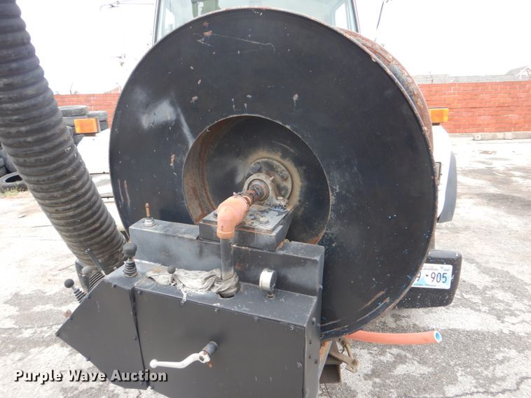 image for item DI2258 1994 Ford L8000 vacuum truck